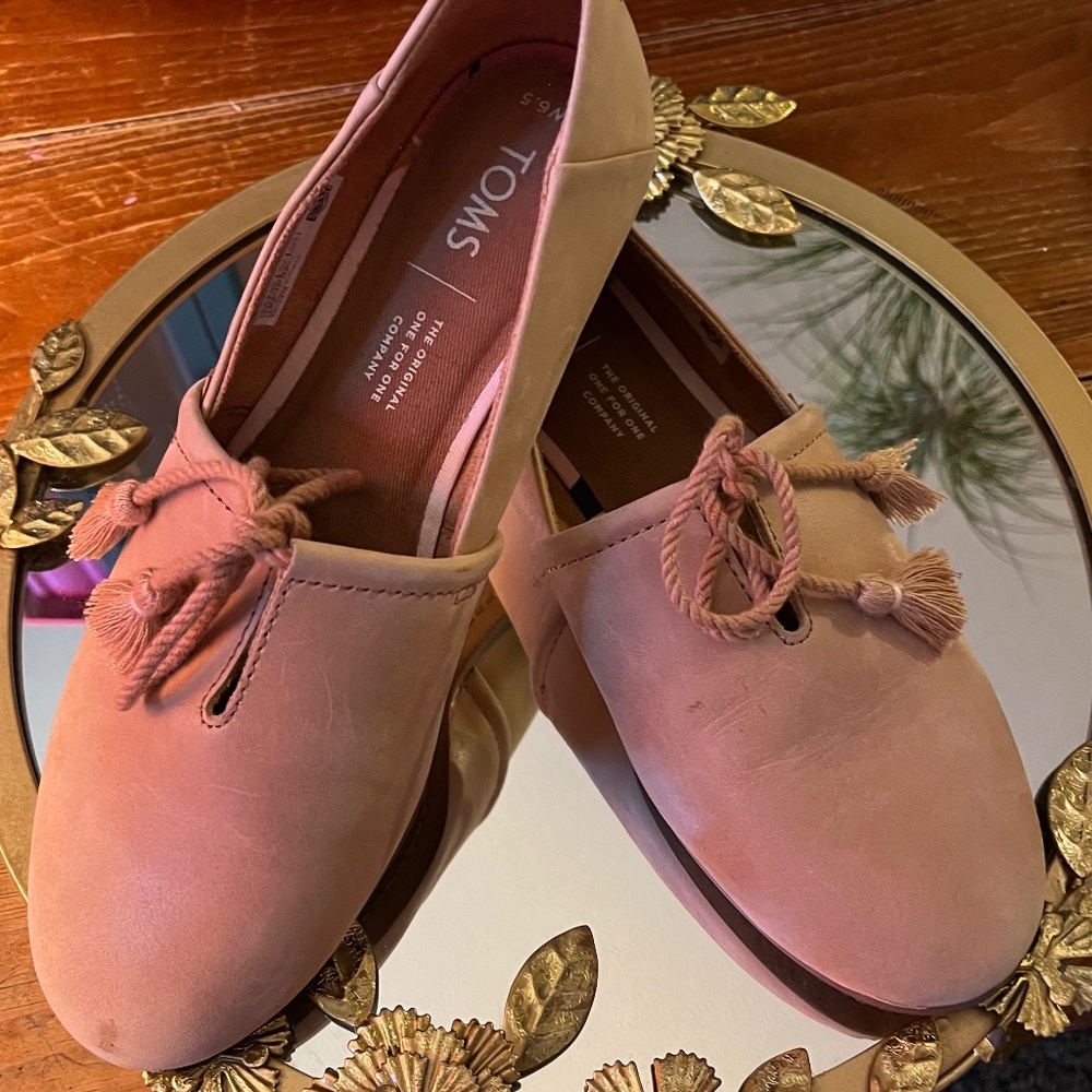 TOMS Light Tan Loafers 6.5